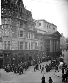 A large queue outside the Lyceum Theatre, London, 1909. Artist: Bedford Lemere and Company