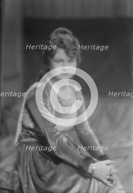 Sinclair, Hester, Miss, portrait photograph, 1915 Mar. 16. Creator: Arnold Genthe.