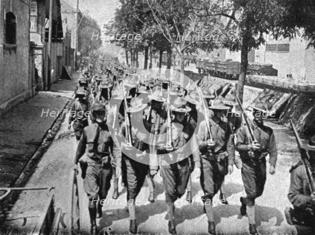 'Les Premiers Contingents Americains en France; En route pour le cantonnement', 1917. Creator: Jean Clair-Guyot.