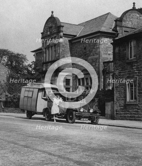 Voyageur caravan with Morris Oxford 1927. Creator: Unknown.