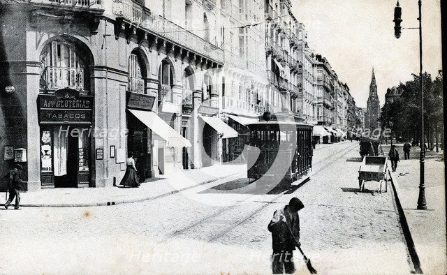 Electric tram running through the Hernani street in San Sebastián, 1900.