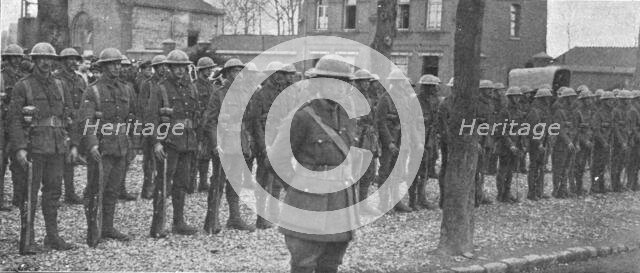 'Sur le front occupe en France par de Nouvelles forces Britanniques; Le nouveau casque..., 1916. Creator: Unknown.