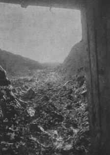 'Apres la reprise du Fort de Douaumont; fosse Nord-Ouest-Sud-Ouest vu du coffre Nord-Ouest', 1916. Creator: Unknown.
