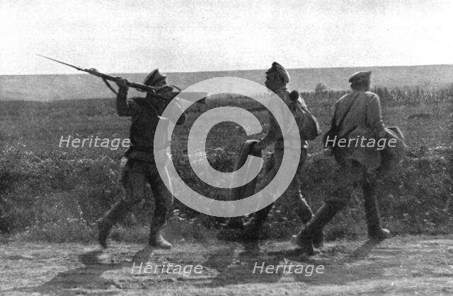 'Les Fuyards; Ceux qui sauvent l'honneur: un Russe de la vieille ecole se servant de son..., 1917. Creator: Unknown.