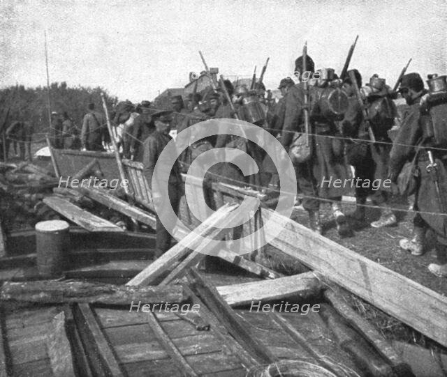 ''Devant les Falaises de L'Aisne; Un pont sur l'Oise improvise par le genie', 1914. Creator: Unknown.