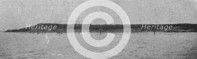 'La chasse aux voiliers Turcs dans la mer Noire; Tout ce qui reste au-dessus de l'eau, une..., c1915 Creator: Unknown.