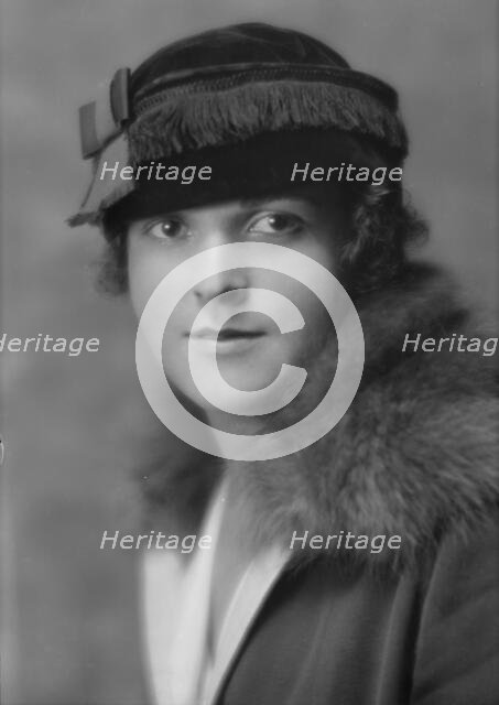 Kraus, Viola M., Miss, portrait photograph, 1914. Creator: Arnold Genthe.