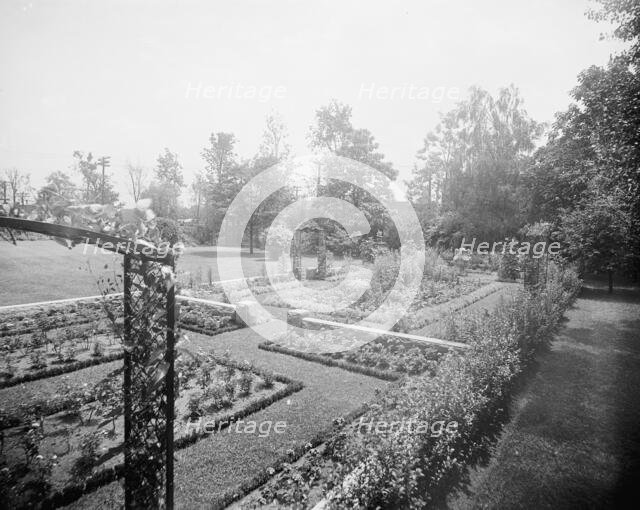 Residence of Mrs. Franklin H. Walker, garden, Detroit, Mich., between 1905 and 1915. Creator: Unknown.