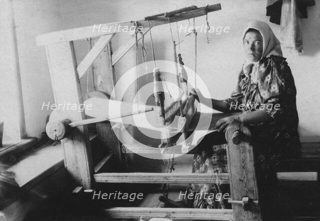 Krosna weaving mill in the village of Verkhne Usinskoye, Usinsk Border District, 1916. Creator: Unknown.