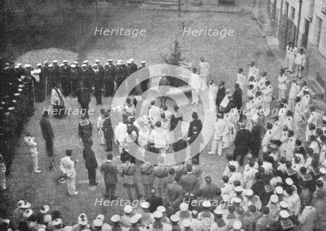 'Aviateurs; Les funerailles de L'aviateur Francais Jean Roulier', 1916. Creator: Unknown.