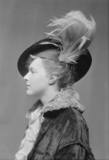 Hunter, C., Miss, portrait photograph, between 1906 and 1913. Creator: Arnold Genthe.