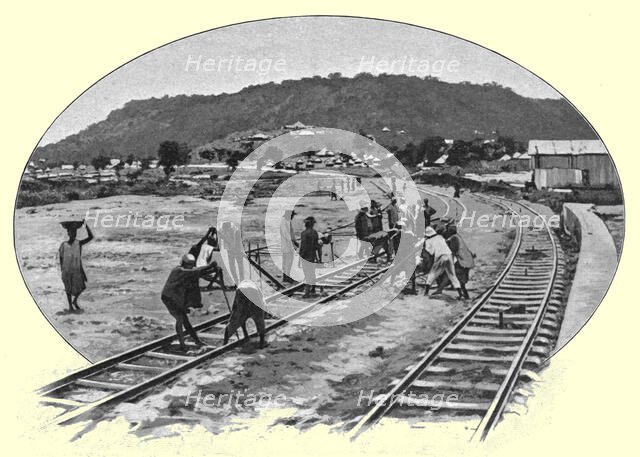 ''Indigenes travaillant au chemin de fer de la Nigeria du Nord; L'Ouest Africain', 1914. Creator: Unknown.