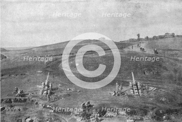 'Avec l'armee Serbe de la Tcherna; pieces francaises de 155 long en batterie appuyant..., 1916. Creator: Unknown.