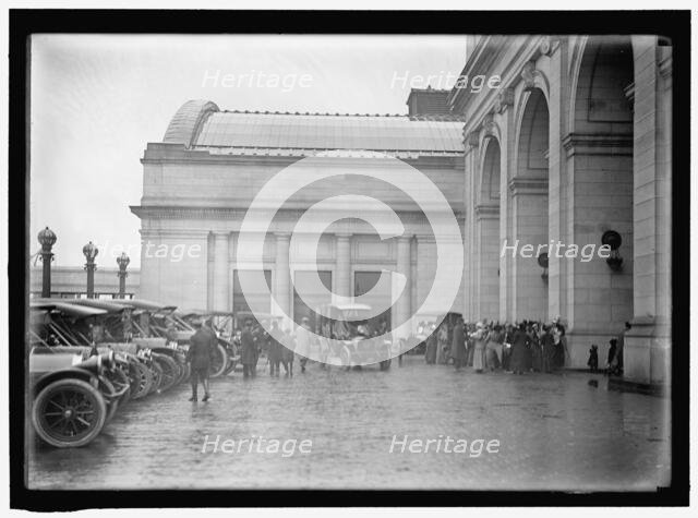 Union Station scene, between 1911 and 1920. Creator: Harris & Ewing.