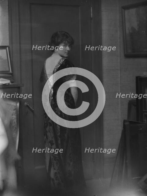 Breckenfeld, Meta, Miss, portrait photograph, 1913. Creator: Arnold Genthe.