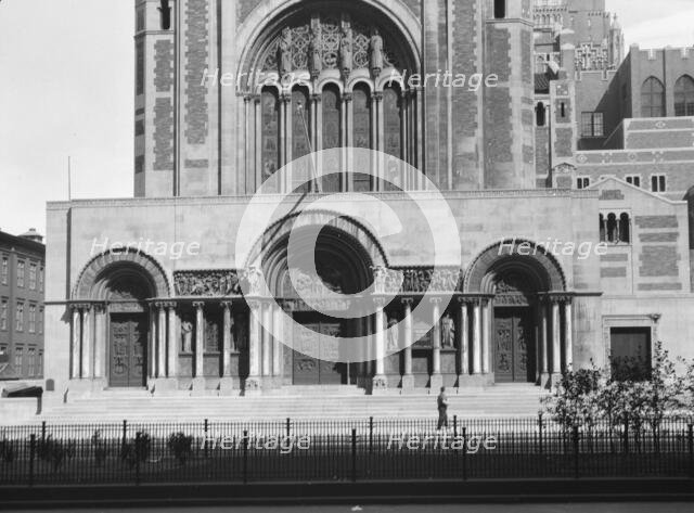 St. Bartholomew's Church, New York City, between 1896 and 1942. Creator: Arnold Genthe.