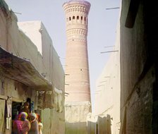 Street scene with vendors, minaret in background, between 1905 and 1915. Creator: Sergey Mikhaylovich Prokudin-Gorsky.