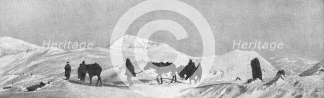 'La tragique retraite Serbe; Au sommet du colde Tchakor, avant la descente sur..., 1915 (1924). Creator: Samson Tchernoff.