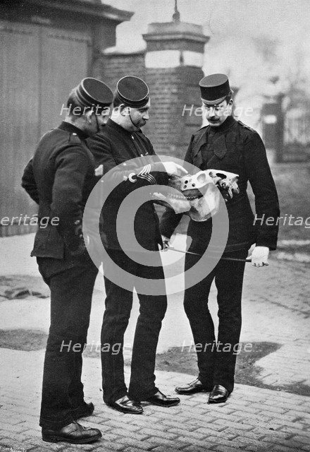 A veterinary demonstration, 1st Life Guards, 1896. Artist: Gregory & Co