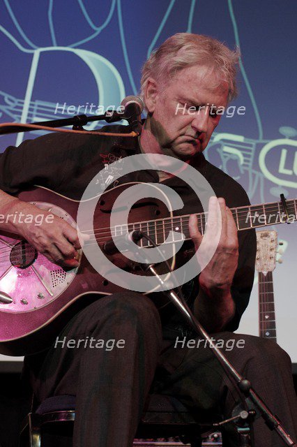 Mike Dowling, Crawley Blues Festival, Hawth, Crawley, West Sussex, Oct 2015. Artist: Brian O'Connor.