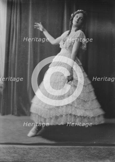 Wood, Peggy, Miss, portrait photograph, 1917 Aug. 27. Creator: Arnold Genthe.