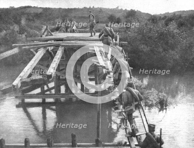 'La tragique retraite Serbe; Un pont sur la Koloubara qui a ete pris, repris, detruit..., 1915 (1924 Creator: Vladimir Betzitch.