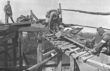 'La Retraite Serbie; Evacuation des blesses sur la rive droite de la Morava, par un pont de..., 1916 Creator: Vladimir Betzitch.