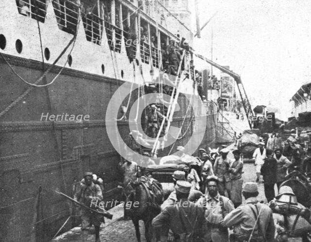 'Les premiers contingents Franco-Anglais a Salonique; Le debarquement de nos soldats..., 1915 (1924) Creator: Unknown.