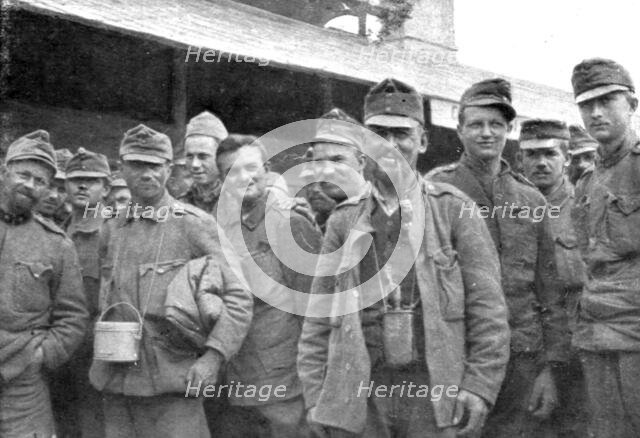 'Sur le Front Italien; Deux groupes parmi les 15,000 prisonniers tombés aux mains de nos... 1917. Creator: Unknown.