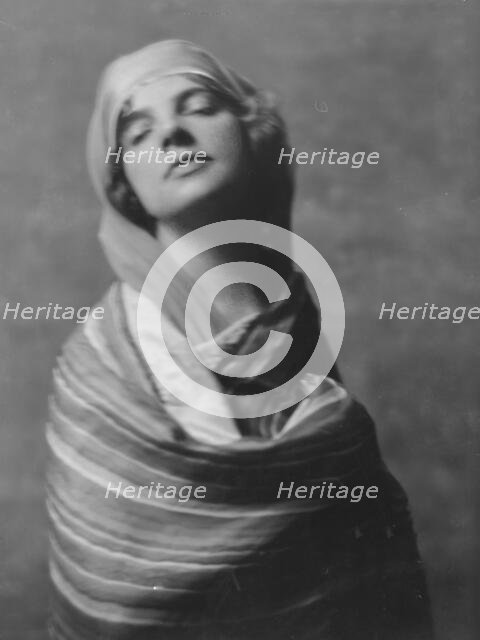 Allan, Maud, Miss, portrait photograph, 1916 Nov. 23. Creator: Arnold Genthe.