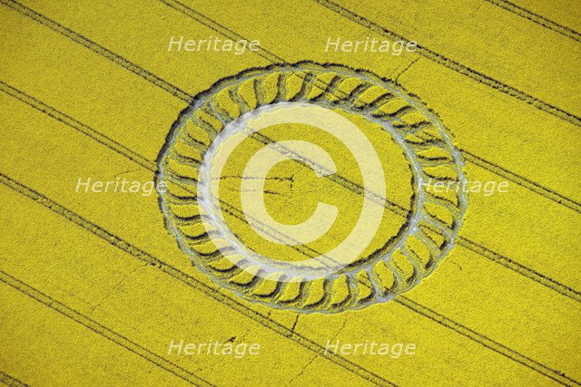 Crop circle near West Kennet, Wiltshire, 1998. Artist: EH/RCHME staff photographer