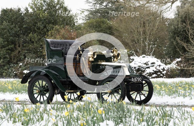 1904 De Dion Bouton model Q in snow with daffodils at Beaulieu. Creator: Unknown.