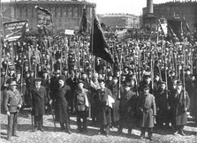 'Les Soubresauts de la Russie; Le debut des gardes rouges: une manifestation de la <<milice..., 1917 Creator: Unknown.