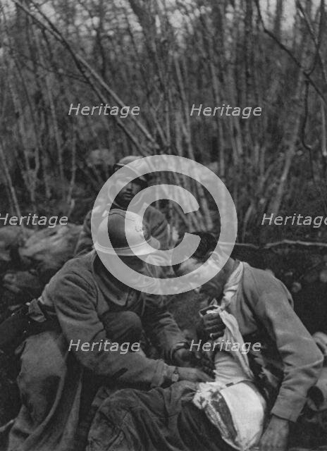'Les premiers soins aux blesses pendant la bataille; Photographie prise dans le ravin de..., 1916. Creator: Unknown.