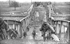 'Sur la route de Saint-Quentin; Le passage par nos troupes d'un pont detruit par l'ennemi sur le can Creator: Unknown.