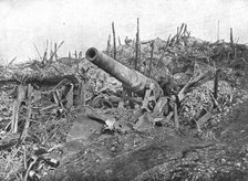 'Le Champ de Bataille de Combles; Un canon allemand de 150 abandonne par l'ennemi dans le bois Louag Creator: Unknown.