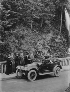 N.Y. tourists on Columbia River Highway, 1916. Creator: Bain News Service.