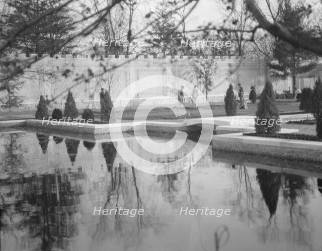 Untermeyer [i.e. Untermyer] garden, 1917 Creator: Arnold Genthe.