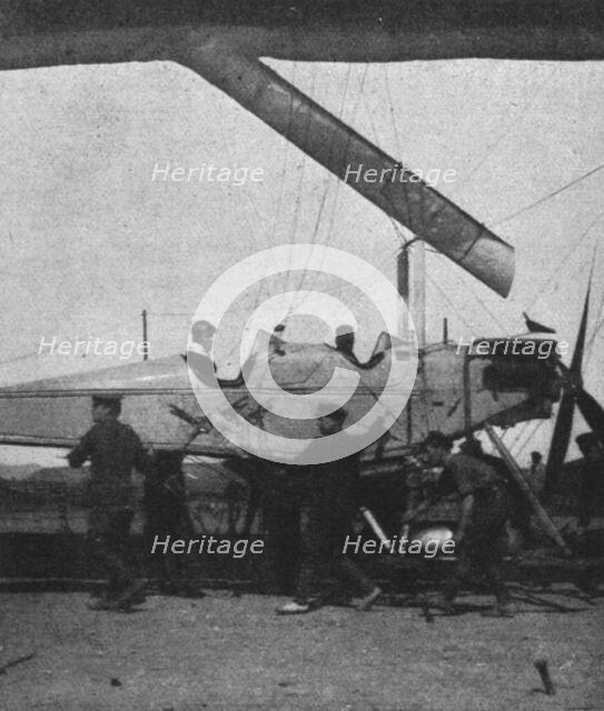 'Les Nouveaux dirigeables, de marine Anglais; La nacelle-fuselage, portant une bombe..., 1916. Creator: Unknown.