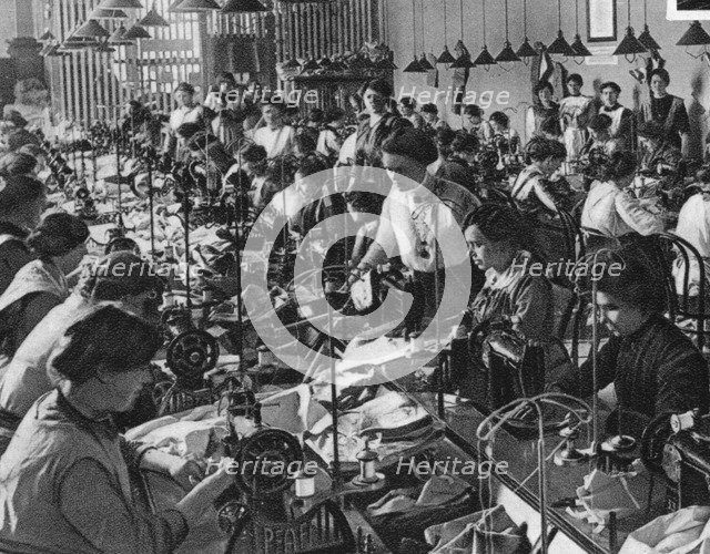 Seamstresses of the National Union of Women, Frankfurt am Main, World War I, 1915. Artist: Unknown