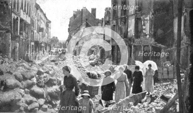 'Chateau-Thierry delivre; dans les rues obstruees par les decombres et coupees de..., 1918. Creator: Unknown.
