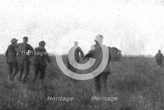 'Notre Artillerie d'Assaut; La Replique de Foch: Au Sud-ouest de Soissons; prisonniers..., 1918. Creator: Unknown.