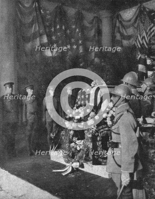 'Le "Soldat Inconnu" Americain; la chapelle ardente ou le corps reposa d'abord a l'hotel..., 1921. Creator: Unknown.