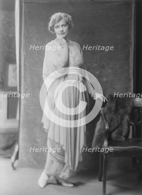 Miss Louise Prussing, portrait photograph, 1918 May 31. Creator: Arnold Genthe.