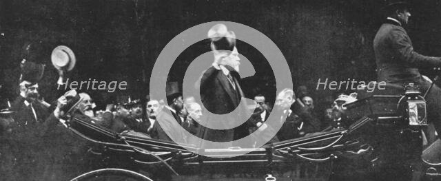 ''M Poincare Hate son retour en France; Rentrant A Paris, le President quitte la gare du Nord',1914 Creator: Unknown.