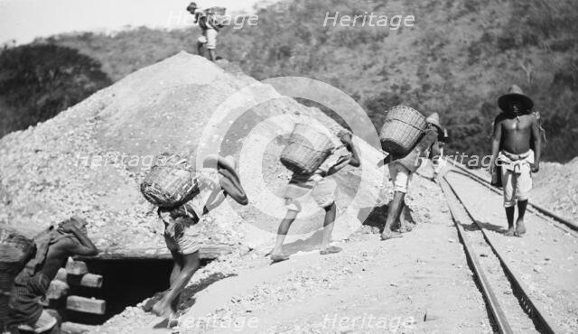 Peons at work near Rascon, between 1880 and 1897. Creator: William H. Jackson.