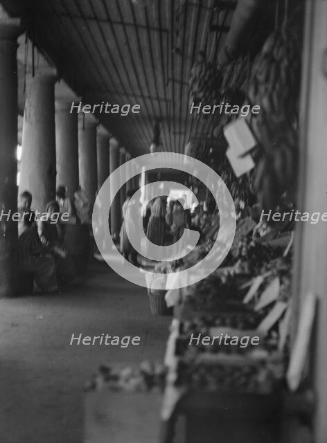 Market scene, New Orleans, between 1920 and 1926. Creator: Arnold Genthe.