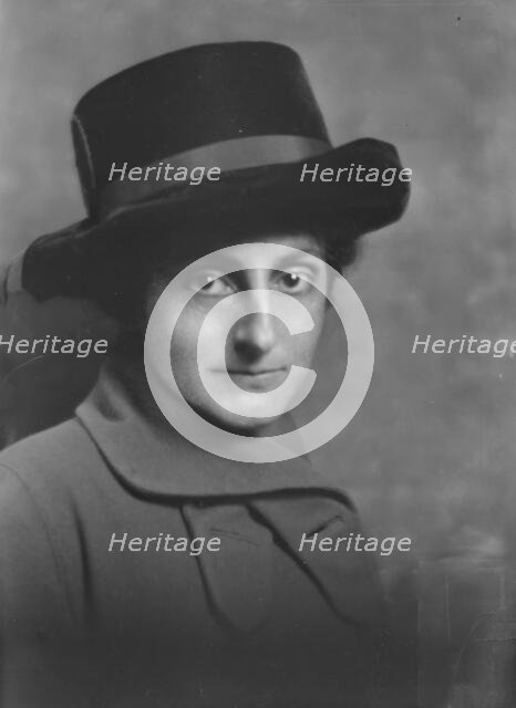 Mahoney, William, Mrs., portrait photograph, not before 1916. Creator: Arnold Genthe.