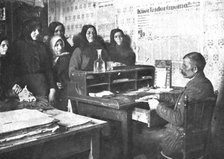 'La Nouvelle Europe; Le regime communiste a Budapest; distribution des cartes de vivres..., 1919. Creator: Unknown.
