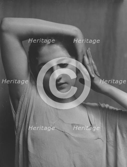 Bruns, Mona, Miss, portrait photograph, 1916. Creator: Arnold Genthe.